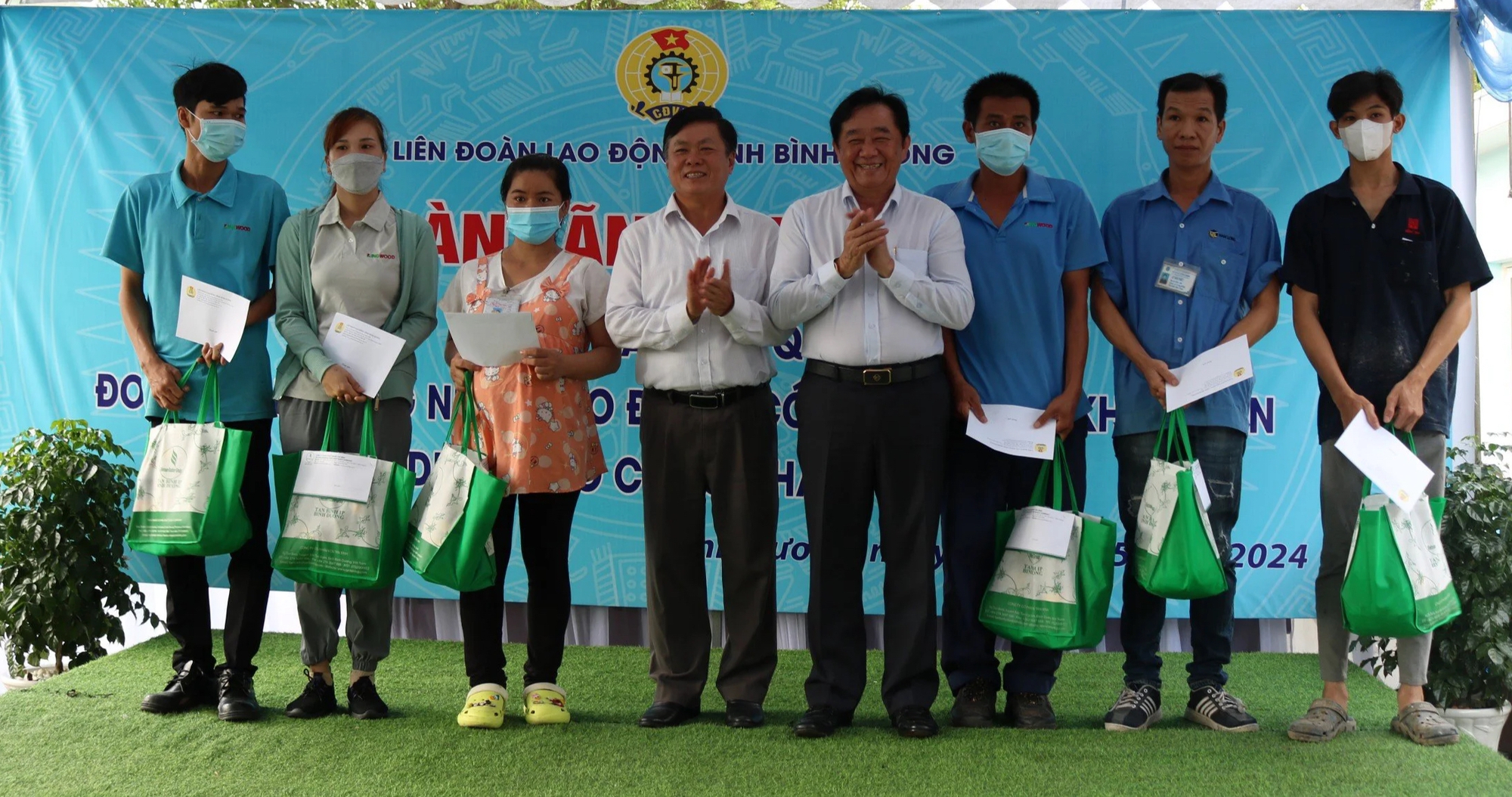 Phó Bí thư Thường trực Tỉnh ủy Bình Dương thăm, tặng quà cho công nhân- Ảnh 2.