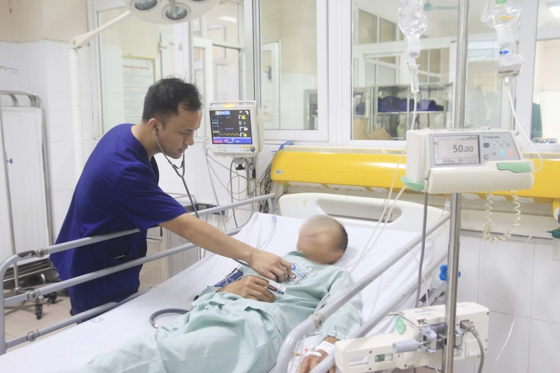 Người đ&agrave;n &ocirc;ng nguy kịch sau khi ăn so biển- Ảnh 1.