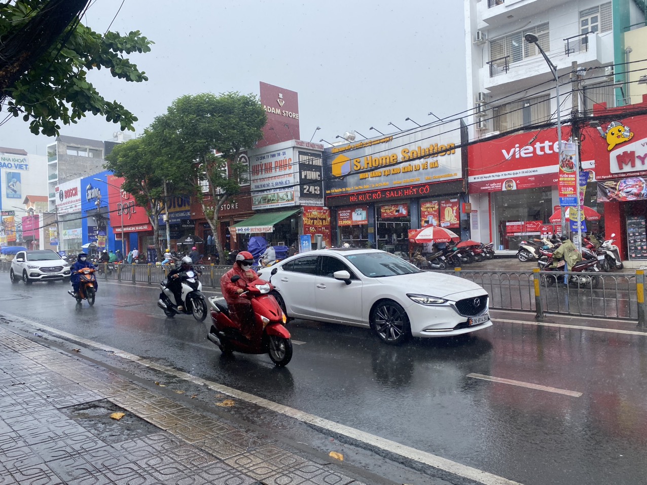 Mưa lớn tr&uacute;t xuống TP HCM l&uacute;c giữa trưa- Ảnh 1.