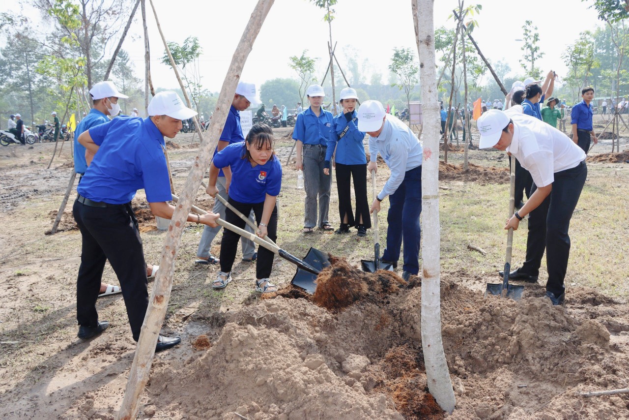 Ph&aacute;t động "Tết trồng c&acirc;y đời đời nhớ ơn B&aacute;c Hồ" nh&acirc;n kỷ niệm 134 năm ng&agrave;y sinh của Chủ tịch Hồ Ch&iacute; Minh- Ảnh 4.