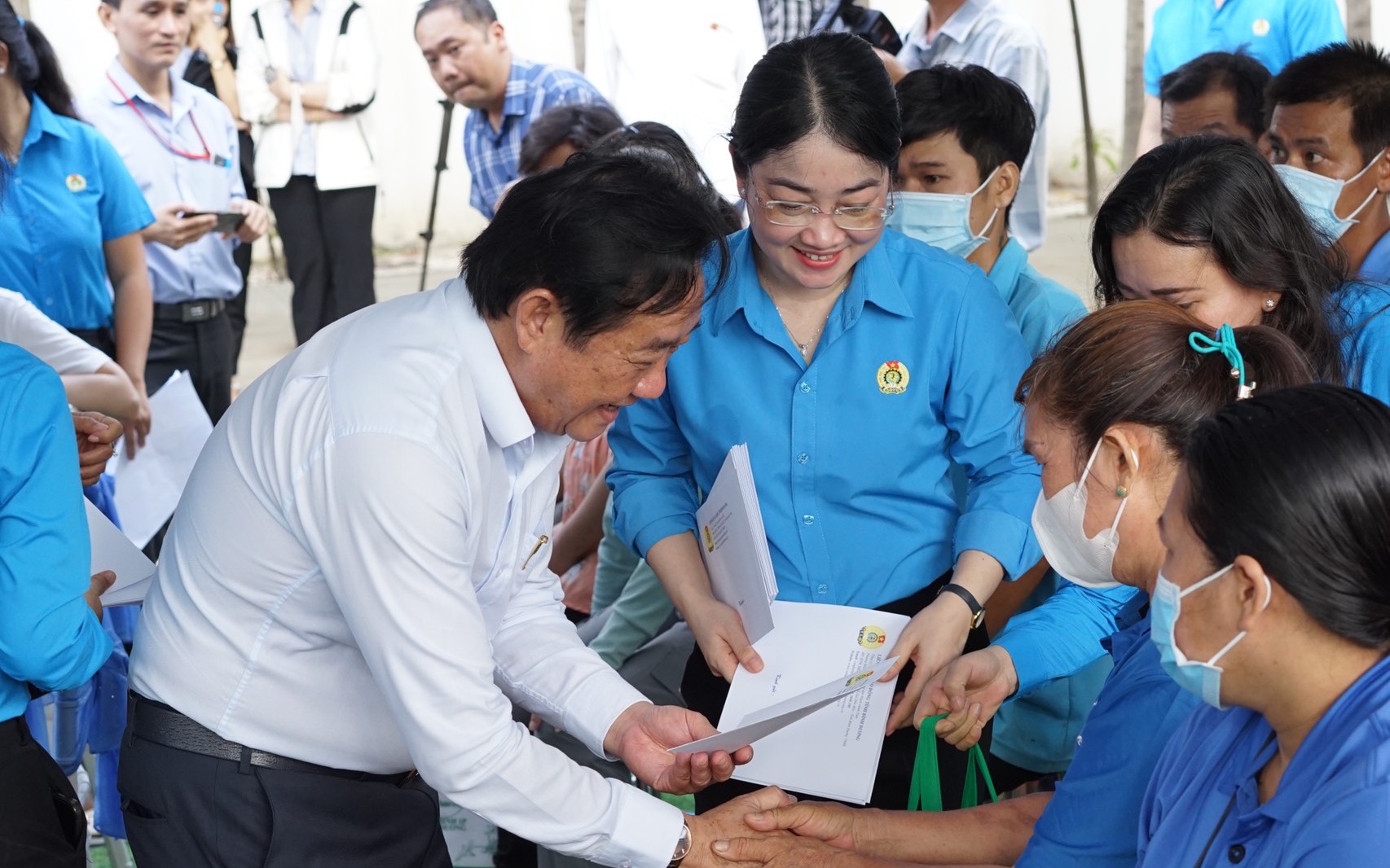 Phó Bí thư Thường trực Tỉnh ủy Bình Dương thăm, tặng quà cho công nhân