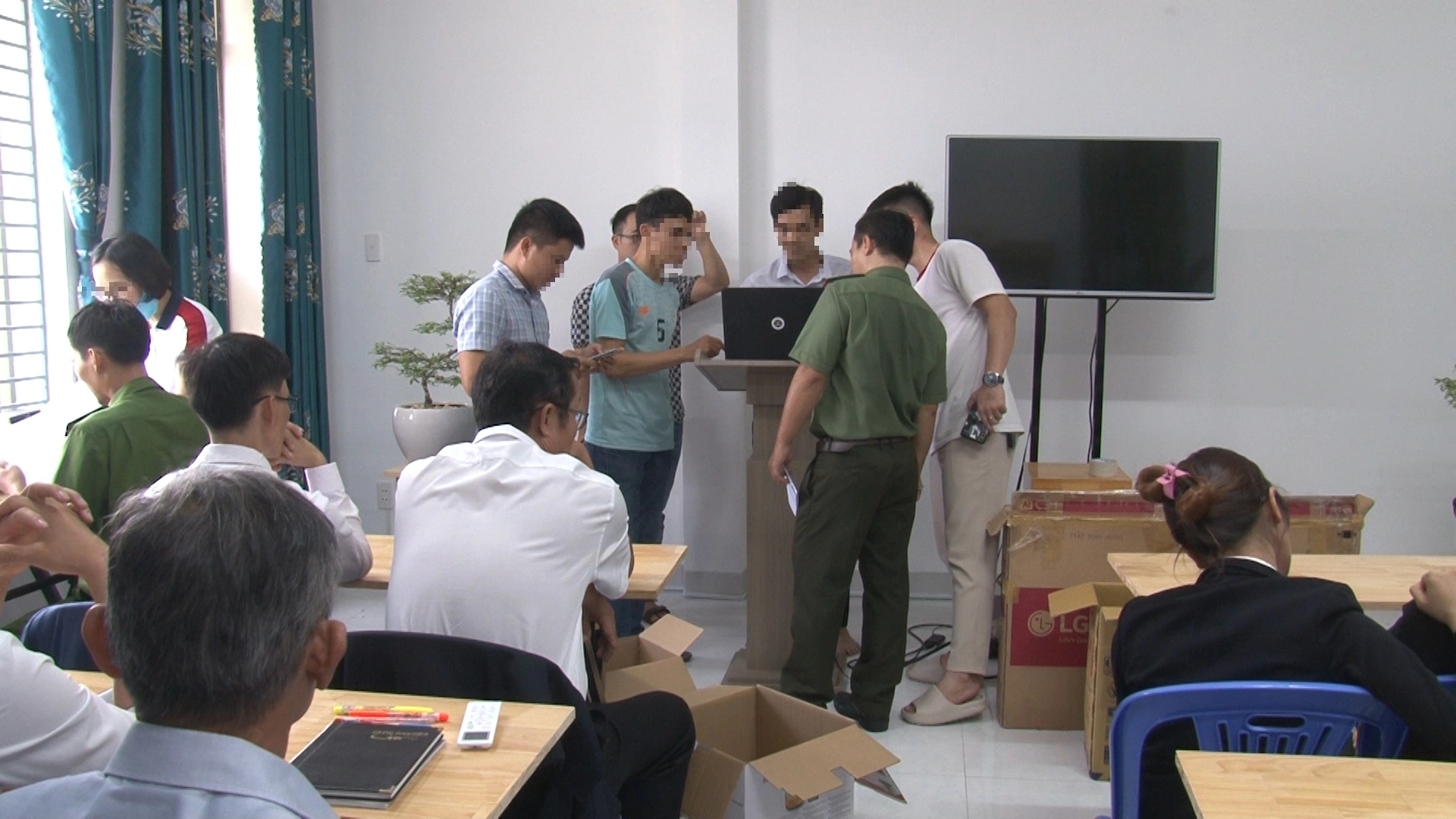 Phát hiện nhóm người có cả trẻ em truyền đạo