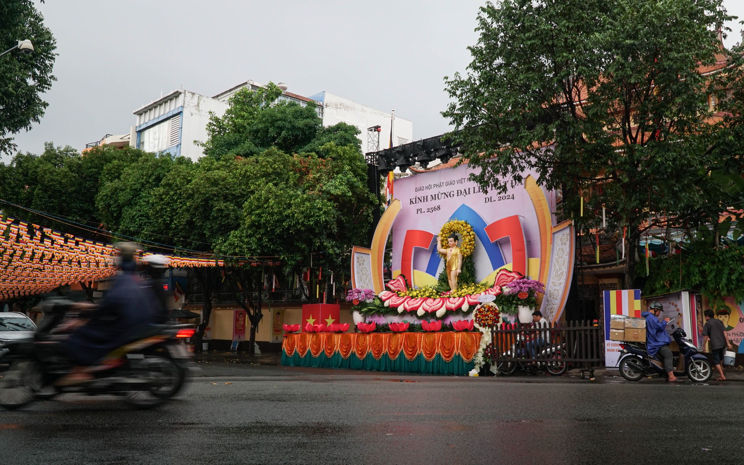 TP HCM: Sẵn s&agrave;ng ch&agrave;o mừng Đại lễ Phật đản- Ảnh 4.