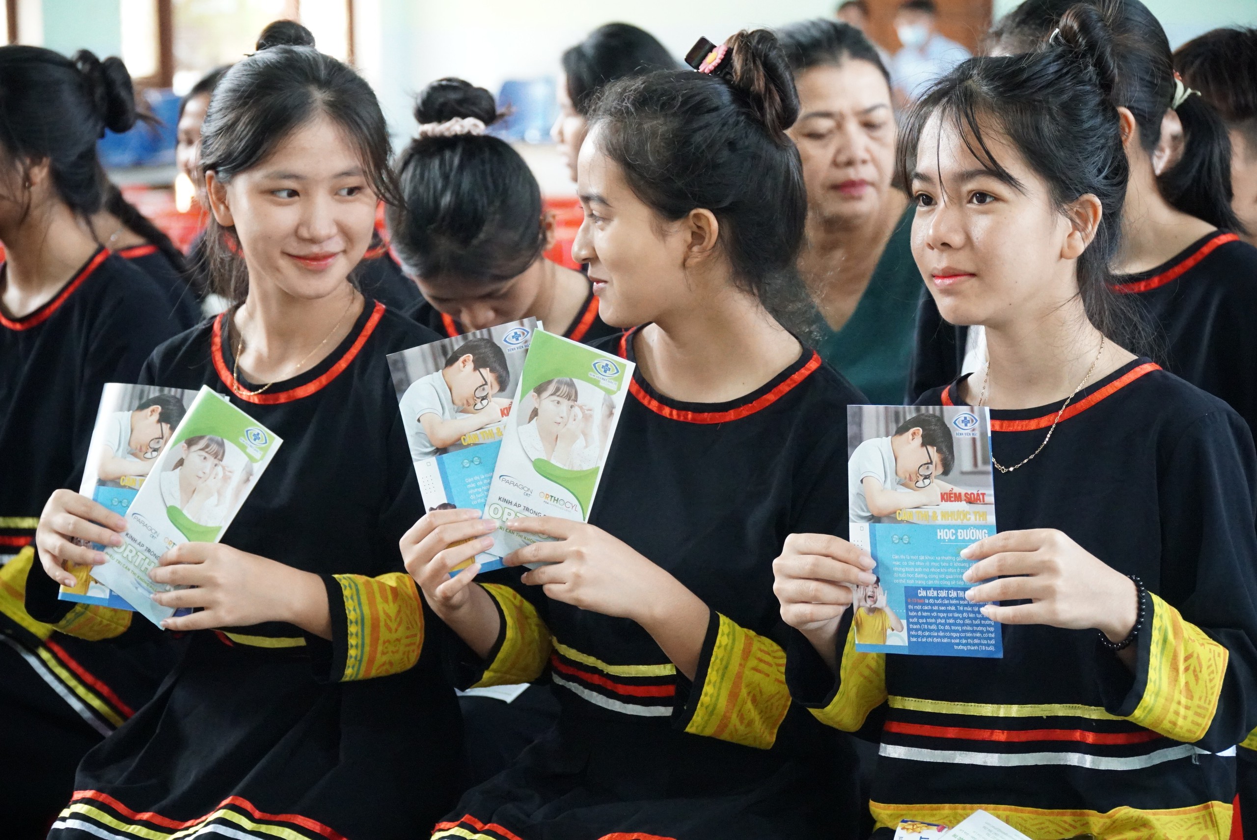 Kh&aacute;m mắt miễn ph&iacute; cho hơn 300 học sinh đồng b&agrave;o d&acirc;n tộc thiểu số- Ảnh 4.