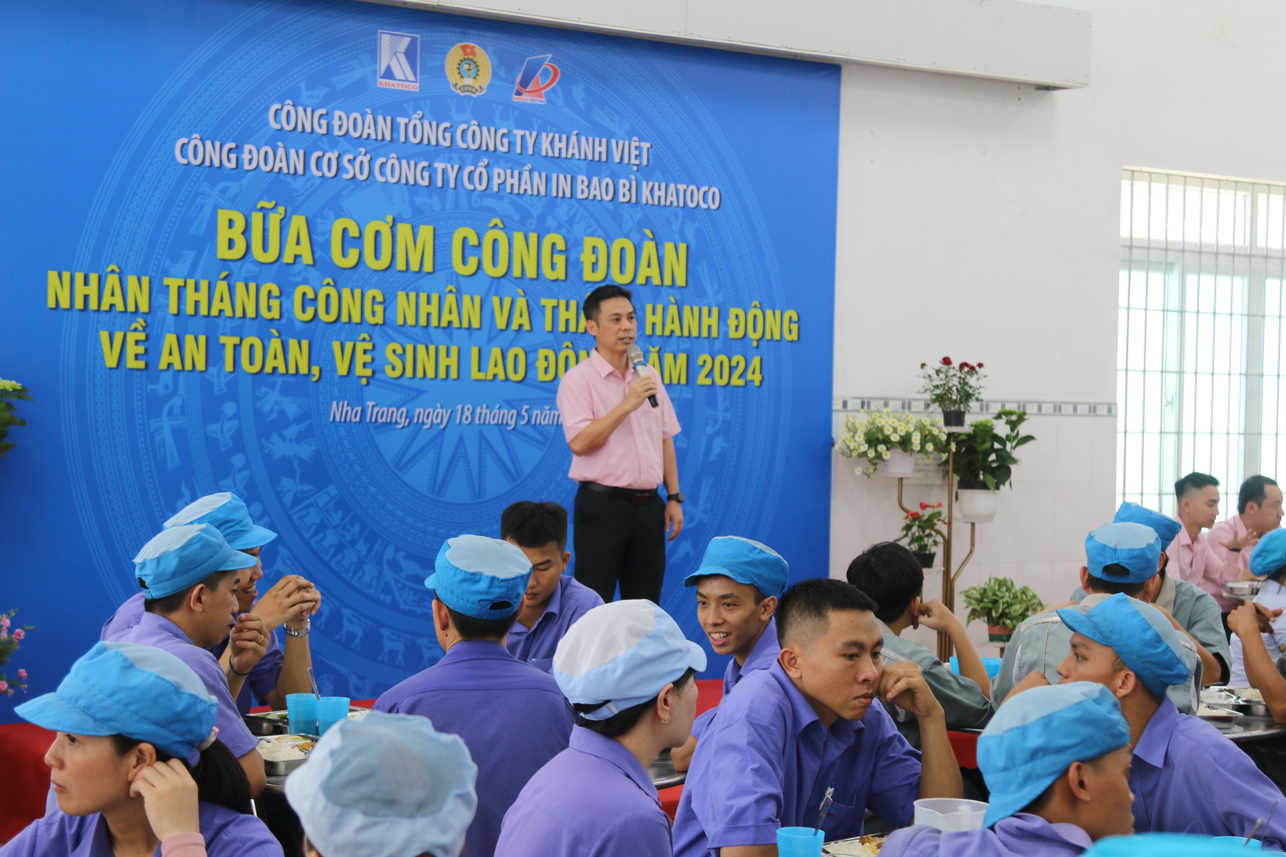 Ấm &aacute;p "Bữa cơm C&ocirc;ng đo&agrave;n" tại C&ocirc;ng ty CP In Bao b&igrave; Khatoco- Ảnh 7.
