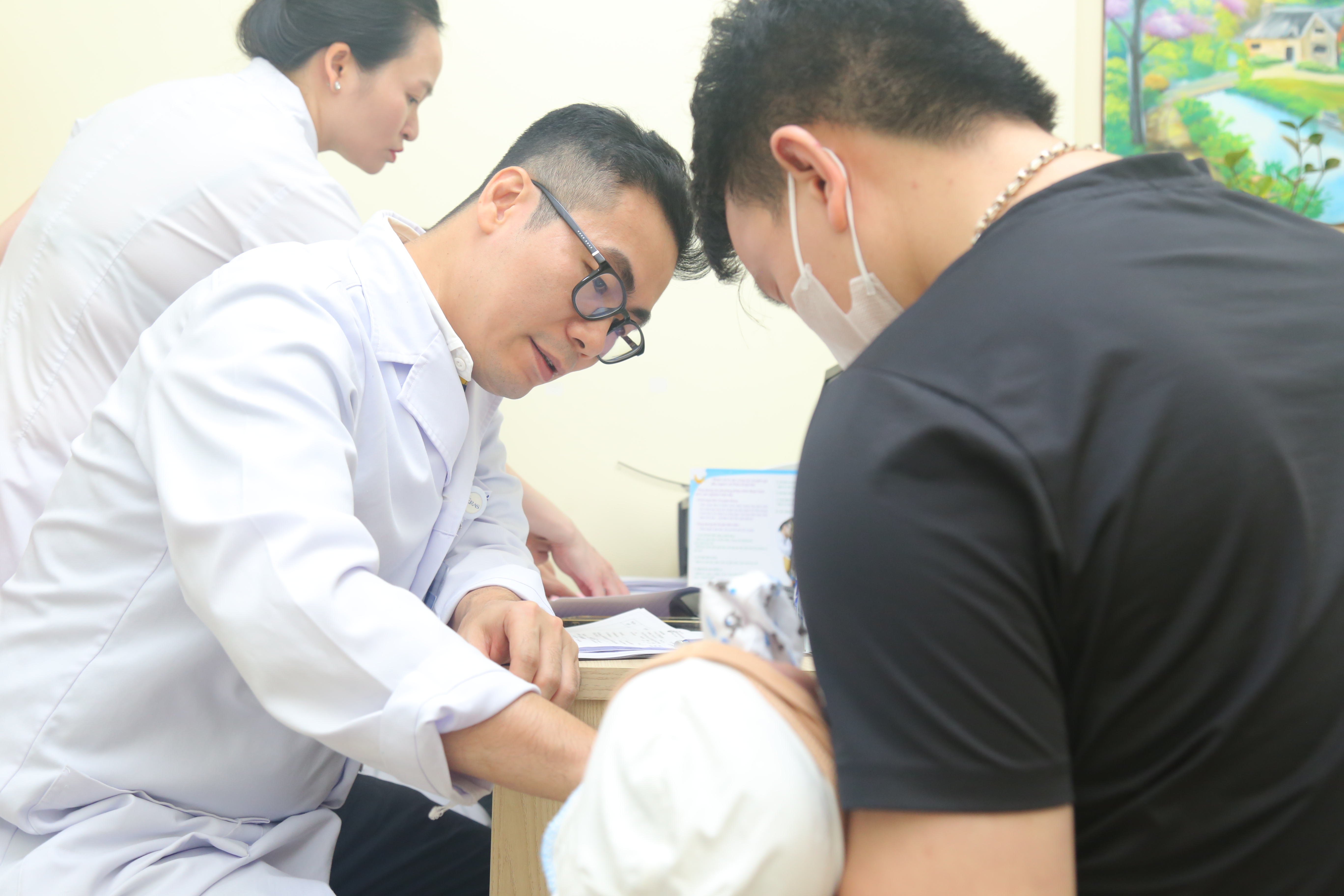 Người mẹ nghi con bất thường giới tính khi kiểm tra "vùng kín"- Ảnh 1.