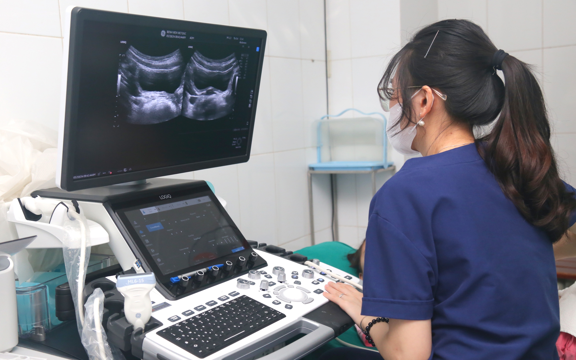 Người mẹ nghi con bất thường giới tính khi kiểm tra "vùng kín"