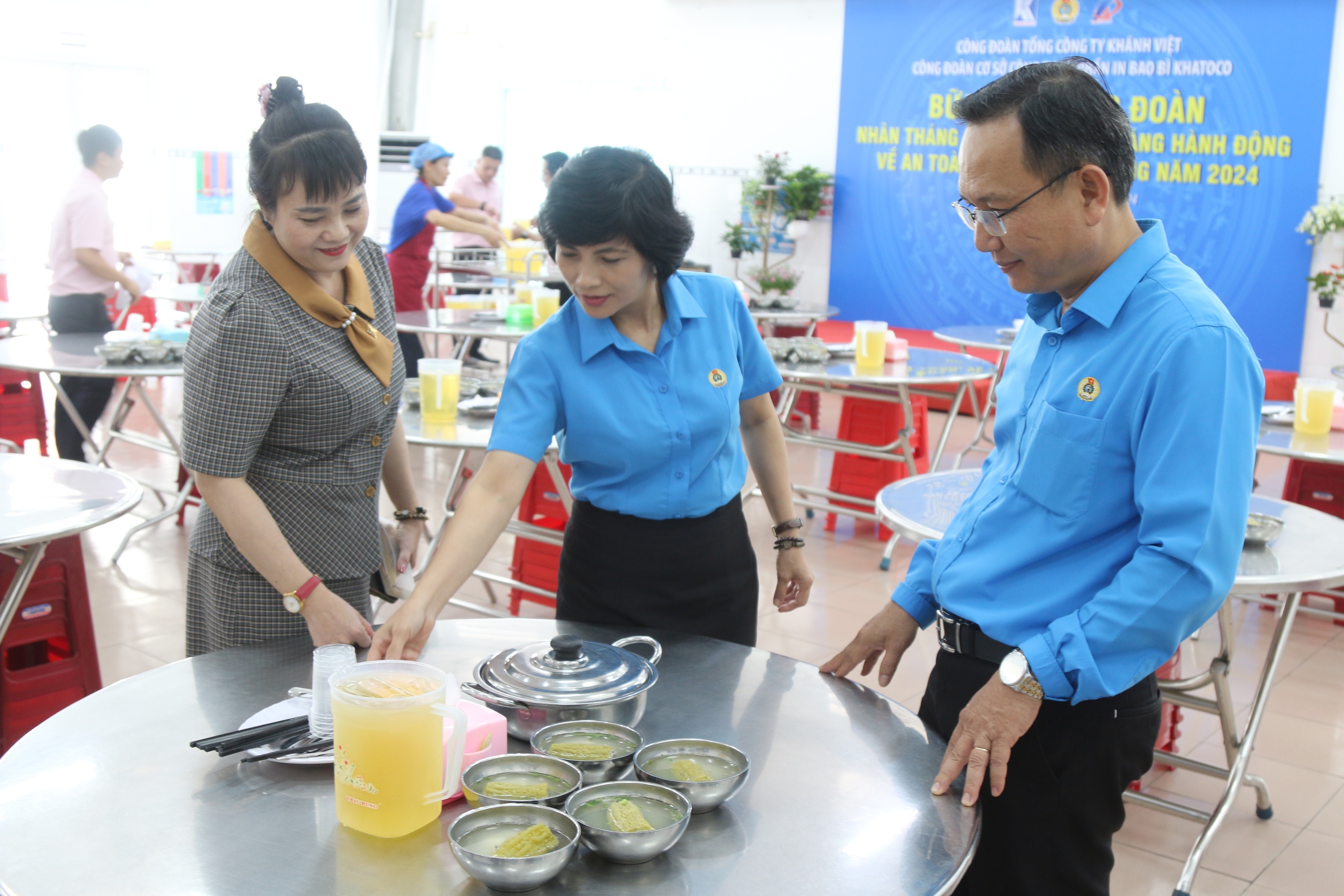 Ấm &aacute;p "Bữa cơm C&ocirc;ng đo&agrave;n" tại C&ocirc;ng ty CP In Bao b&igrave; Khatoco- Ảnh 5.