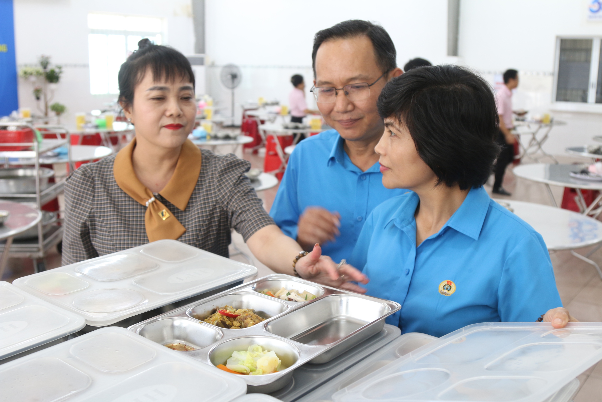 Ấm &aacute;p "Bữa cơm C&ocirc;ng đo&agrave;n" tại C&ocirc;ng ty CP In Bao b&igrave; Khatoco- Ảnh 6.