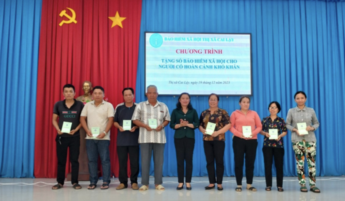 Tặng 190 sổ BHXH tự nguyện cho người dân- Ảnh 2.