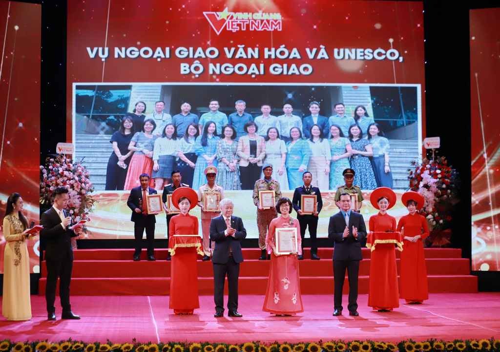 T&ocirc;n vinh 20 tập thể, c&aacute; nh&acirc;n trong Chương tr&igrave;nh Vinh quang Việt Nam năm 2024- Ảnh 1.