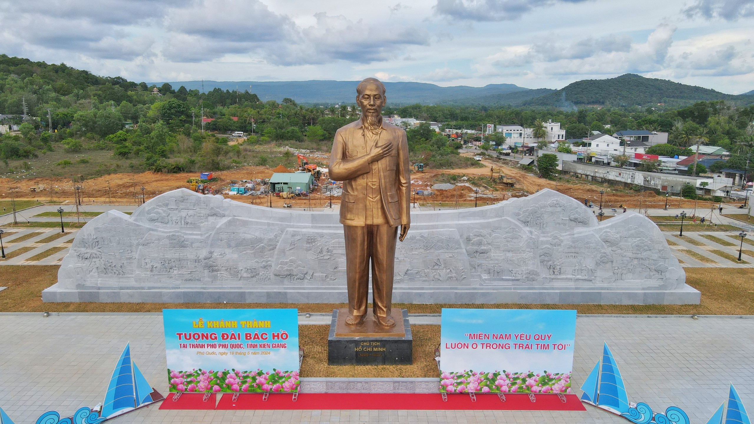 Ph&uacute; Quốc: Kh&aacute;nh th&agrave;nh tượng đ&agrave;i B&aacute;c Hồ cao gần 21 m- Ảnh 1.