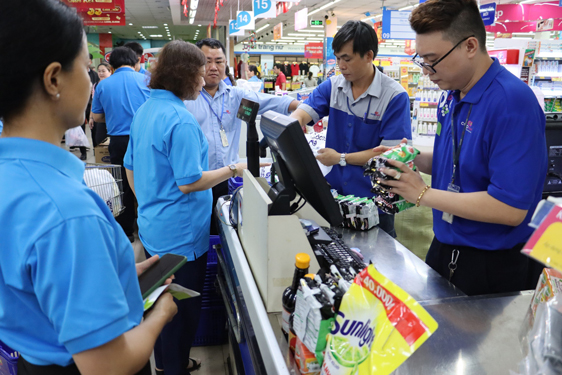Người lao động mua sắm tại tuần lễ bán hàng giảm giá do LĐLĐ quận 8 và Co.opmart Tuy Lý Vương tổ chức. Ảnh: THANH NGA