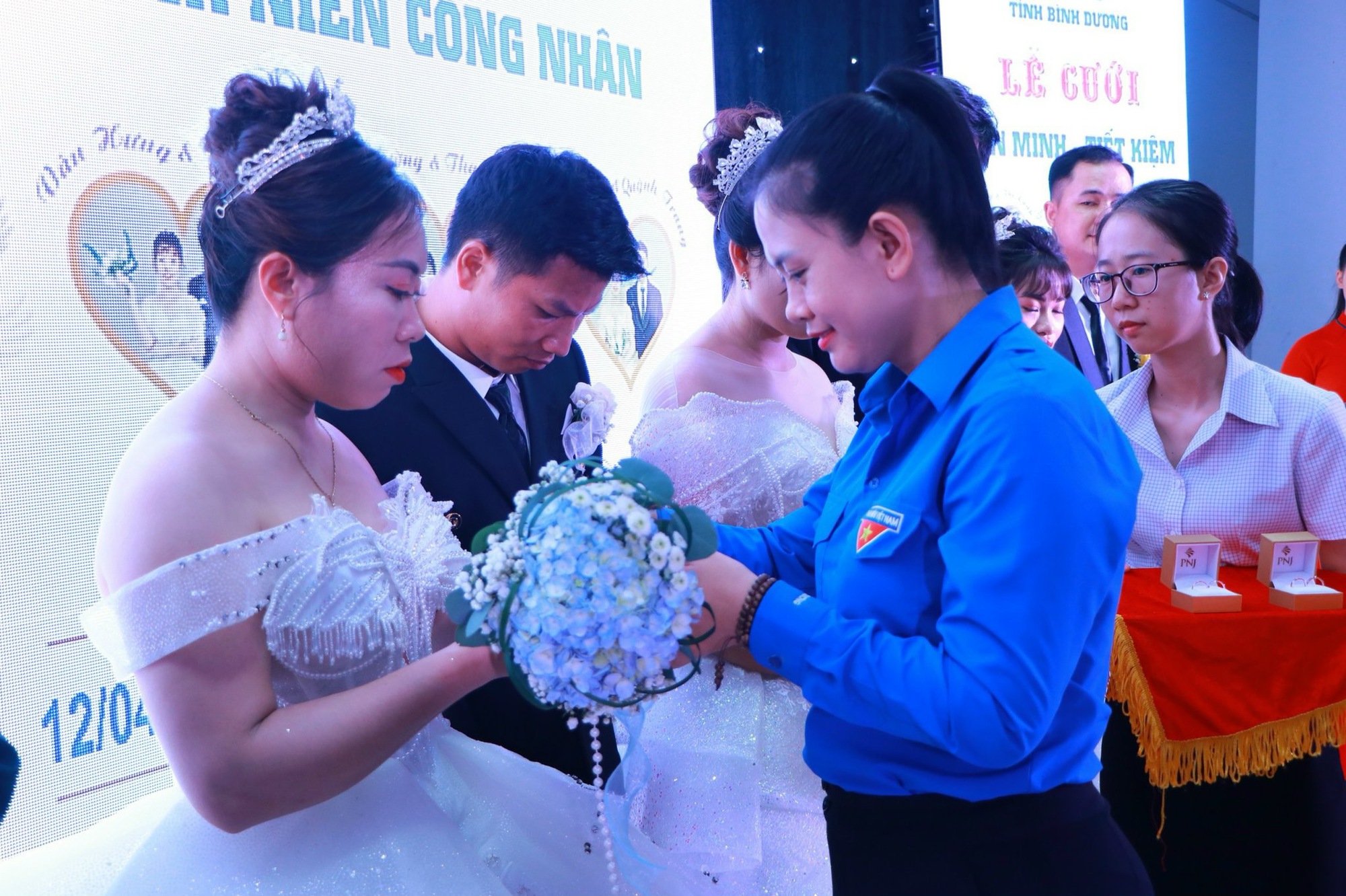 Ng&agrave;y trọng đại của 6 cặp đ&ocirc;i c&ocirc;ng nh&acirc;n ở B&igrave;nh Dương- Ảnh 2.
