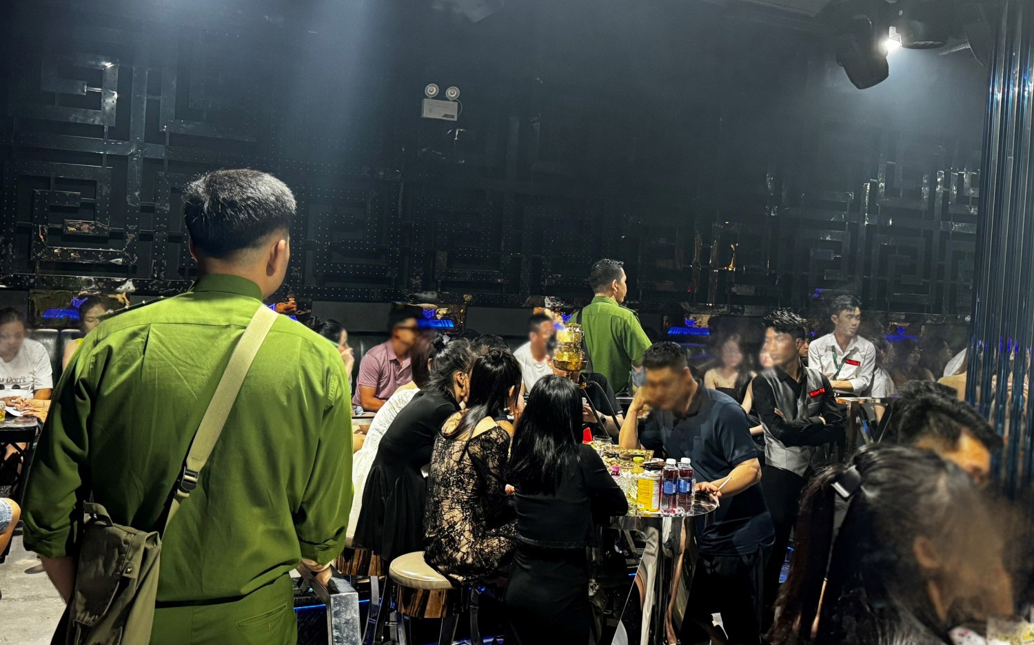 Hàng chục "dân chơi" nghi sử dụng ma túy tại bàn VIP quán bar