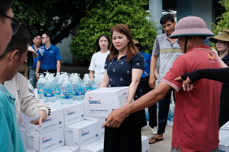 Saigon Co.op trao tặng nước v&agrave; bồn nước cho b&agrave; con v&ugrave;ng hạn mặn- Ảnh 1.