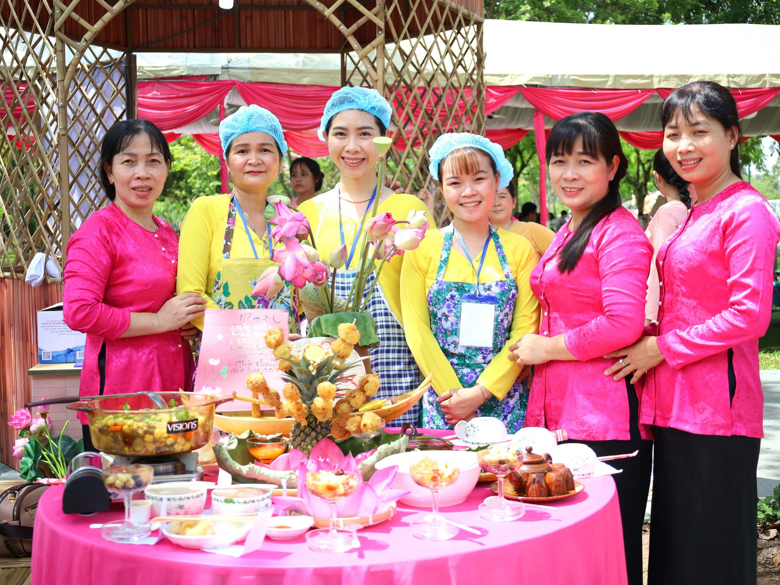 Những hình ảnh đẹp, “độc” tại Lễ hội Sen tỉnh Đồng Tháp- Ảnh 20.