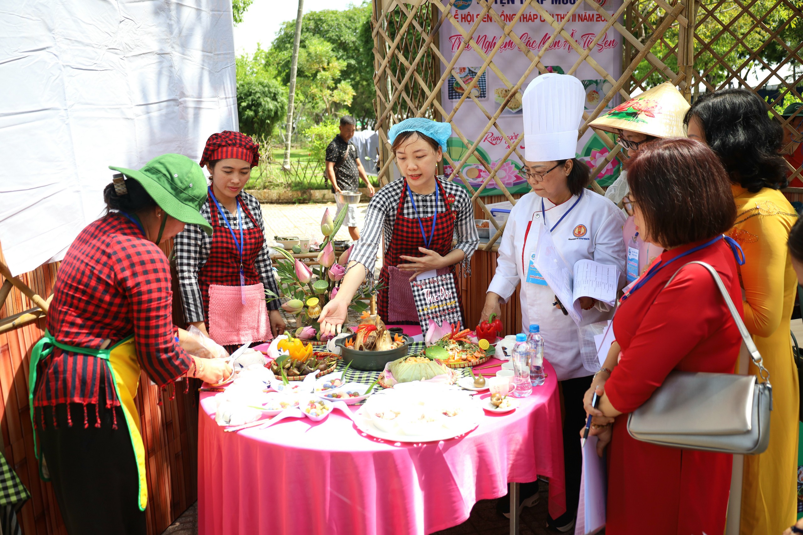 Những hình ảnh đẹp, “độc” tại Lễ hội Sen tỉnh Đồng Tháp- Ảnh 22.