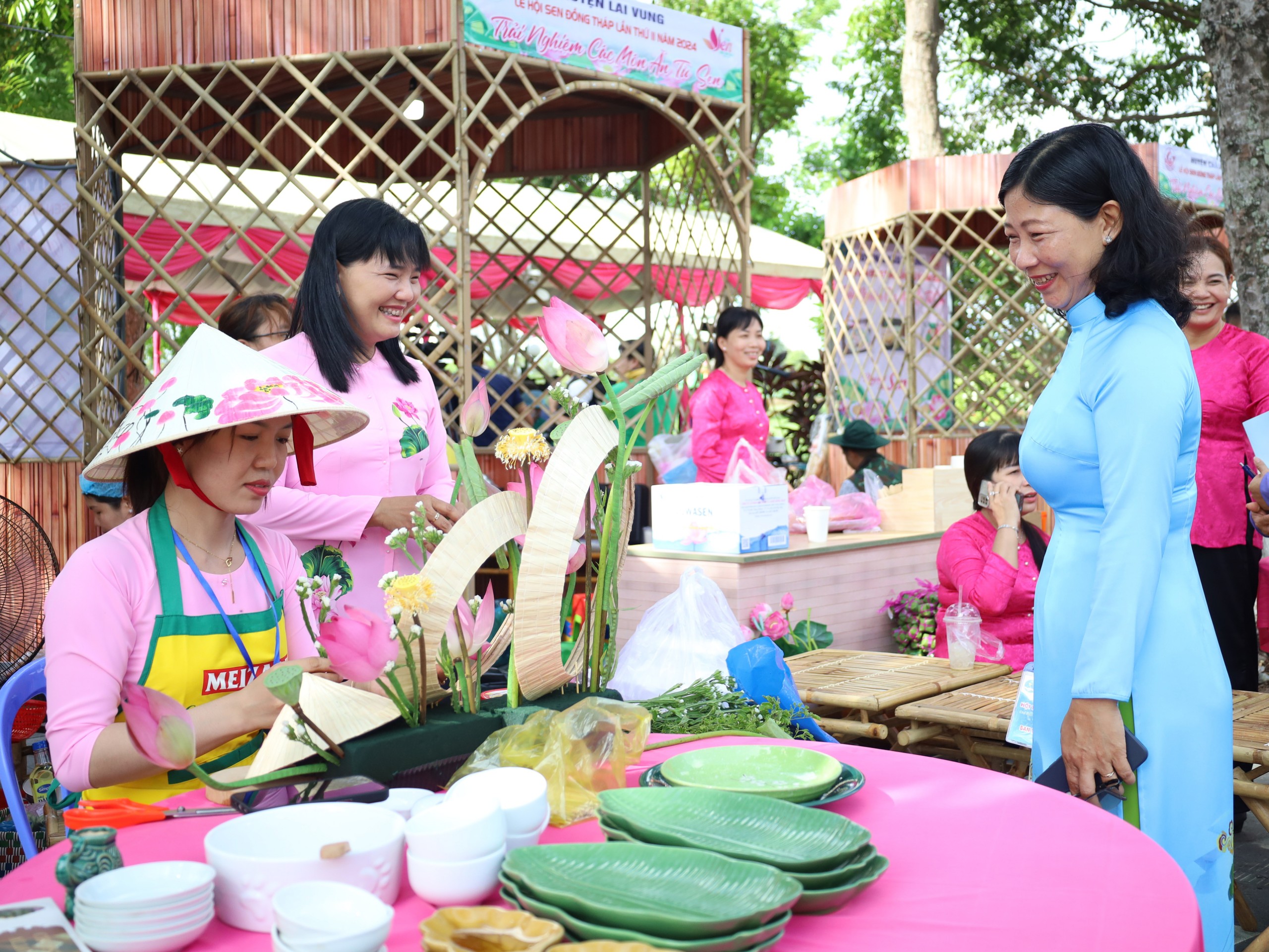 Những hình ảnh đẹp, “độc” tại Lễ hội Sen tỉnh Đồng Tháp- Ảnh 31.