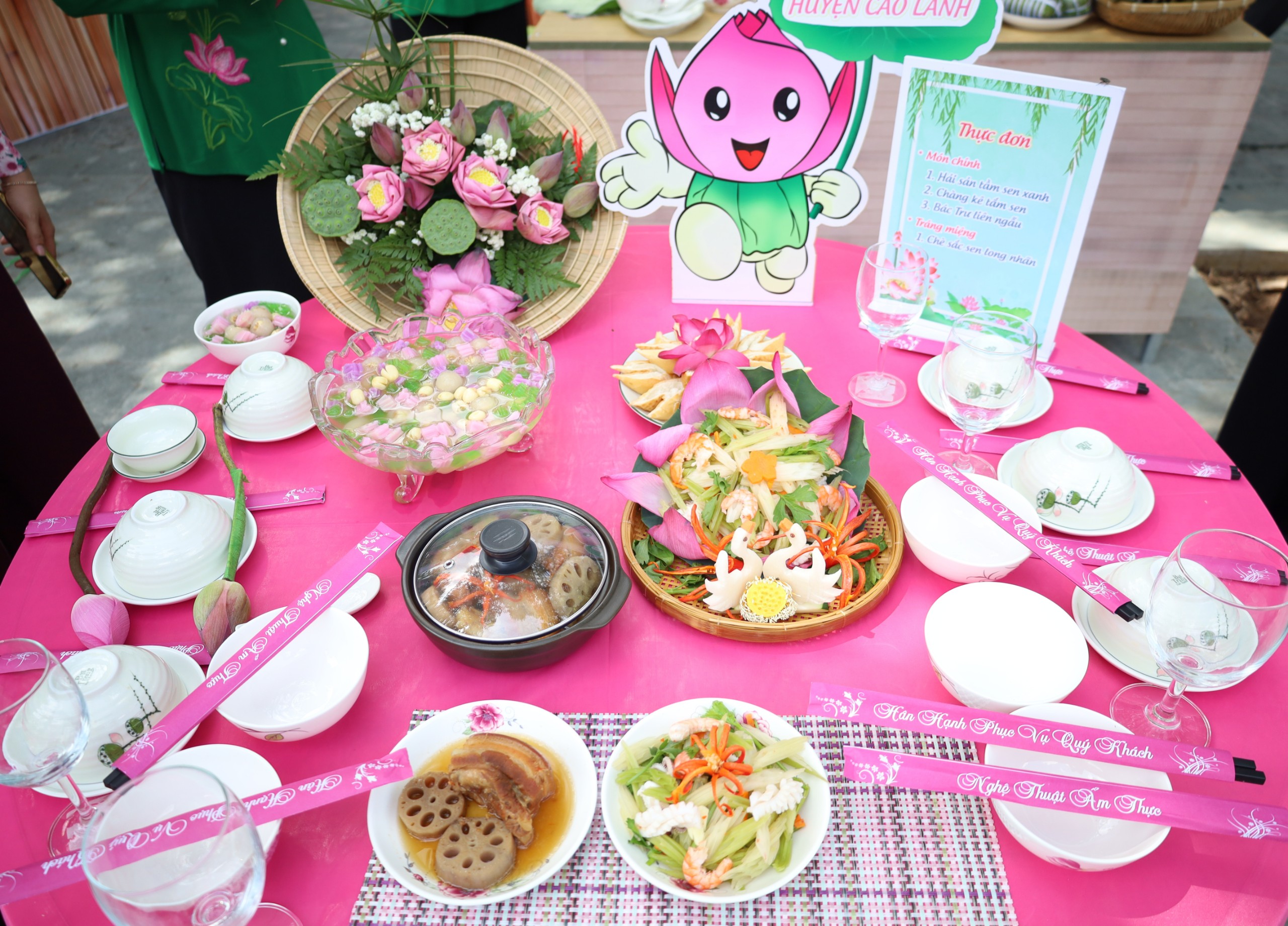 Những hình ảnh đẹp, “độc” tại Lễ hội Sen tỉnh Đồng Tháp- Ảnh 33.