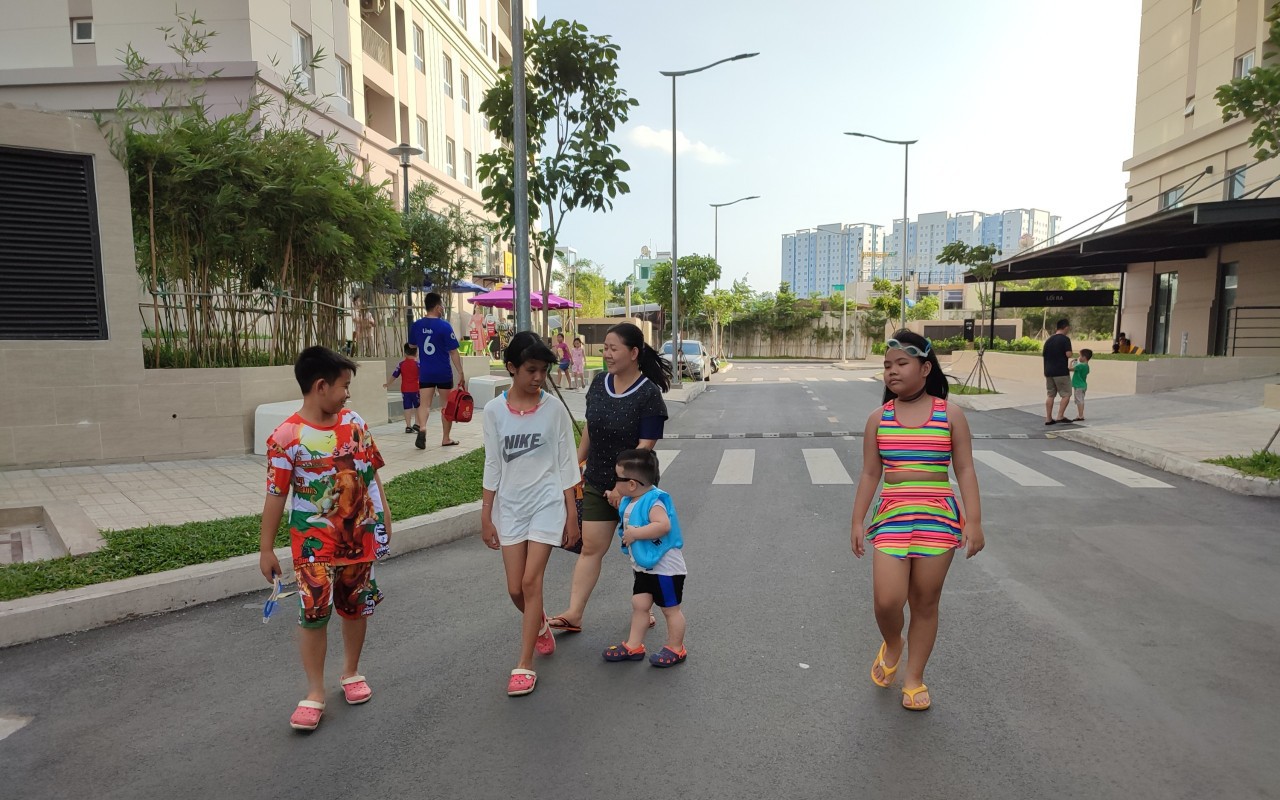 Công nhân tăng ca để mua nhà ở xã hội nhưng bị ràng buộc bởi thuế thu nhập