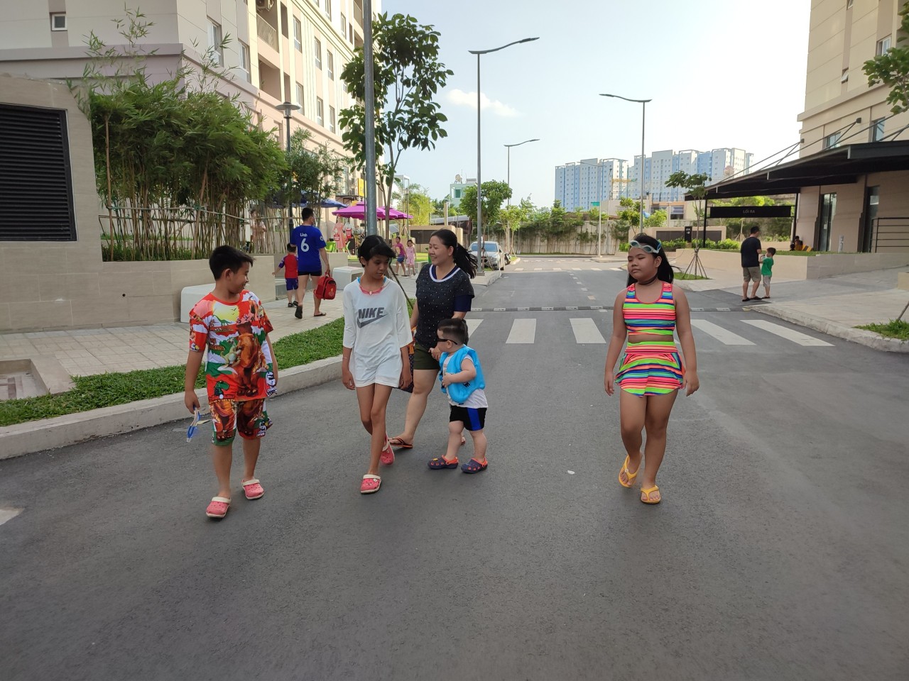 C&ocirc;ng nh&acirc;n tăng ca để mua nh&agrave; ở x&atilde; hội nhưng bị r&agrave;ng buộc bởi thuế thu nhập- Ảnh 1.