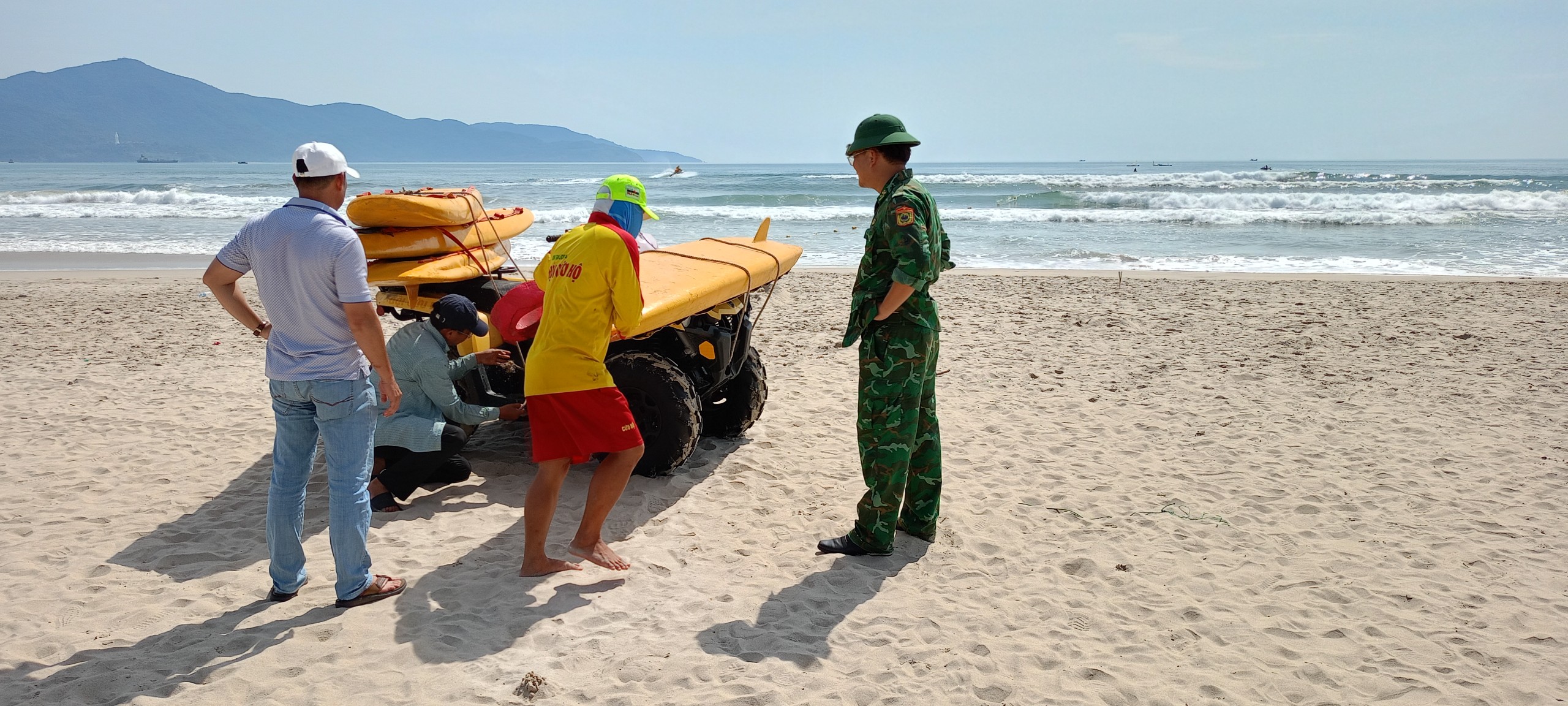 Nh&oacute;m 9 người bị s&oacute;ng cuốn tr&ocirc;i khi tắm biển Đ&agrave; Nẵng- Ảnh 1.