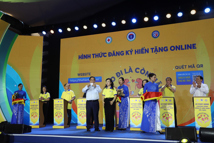 Thủ tướng Phạm Minh Ch&iacute;nh đăng k&yacute; hiến m&ocirc;, tạng- Ảnh 2.