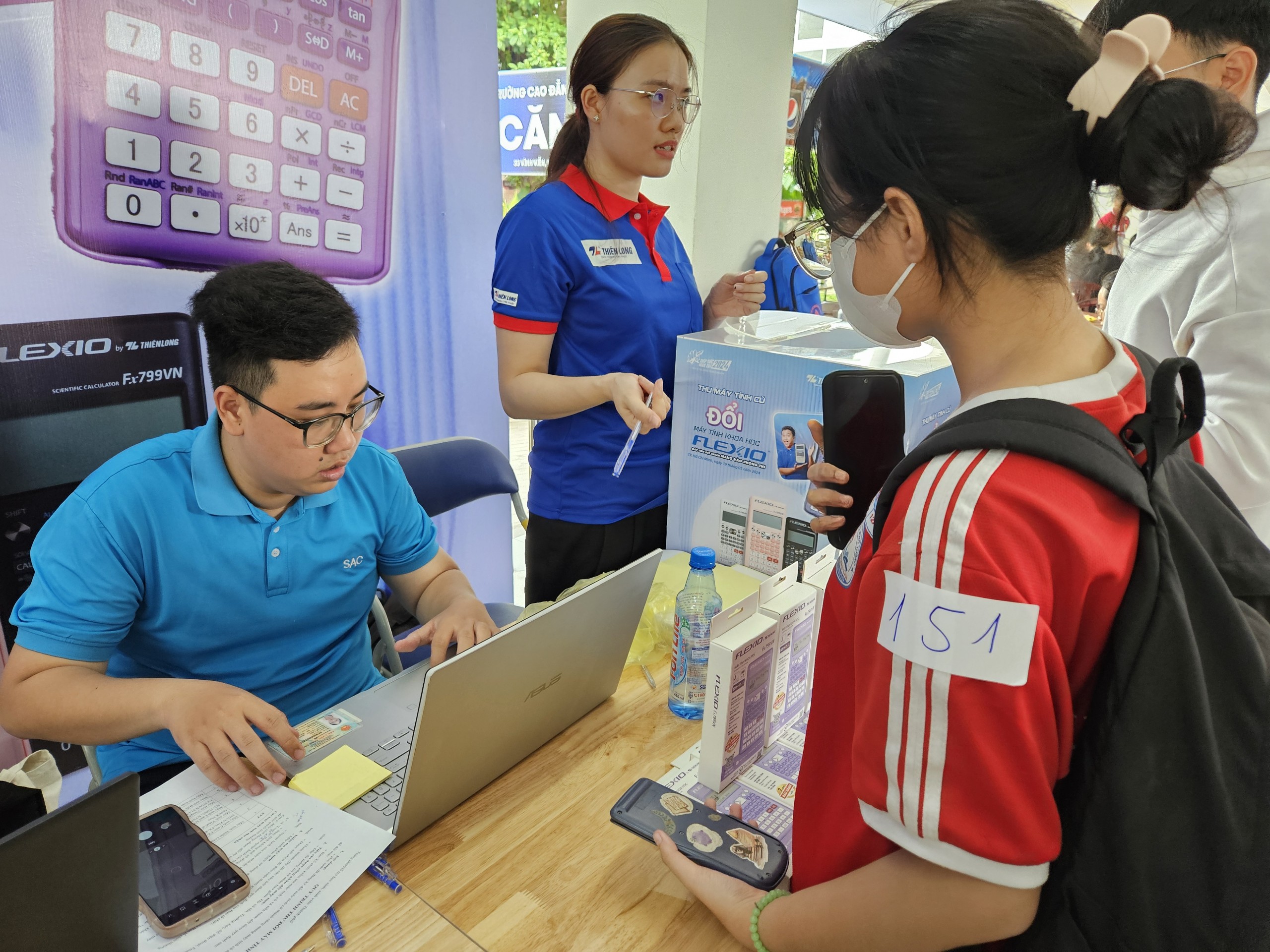 Học sinh lớp 12 h&agrave;o hứng đổi m&aacute;y t&iacute;nh cầm tay mới- Ảnh 4.