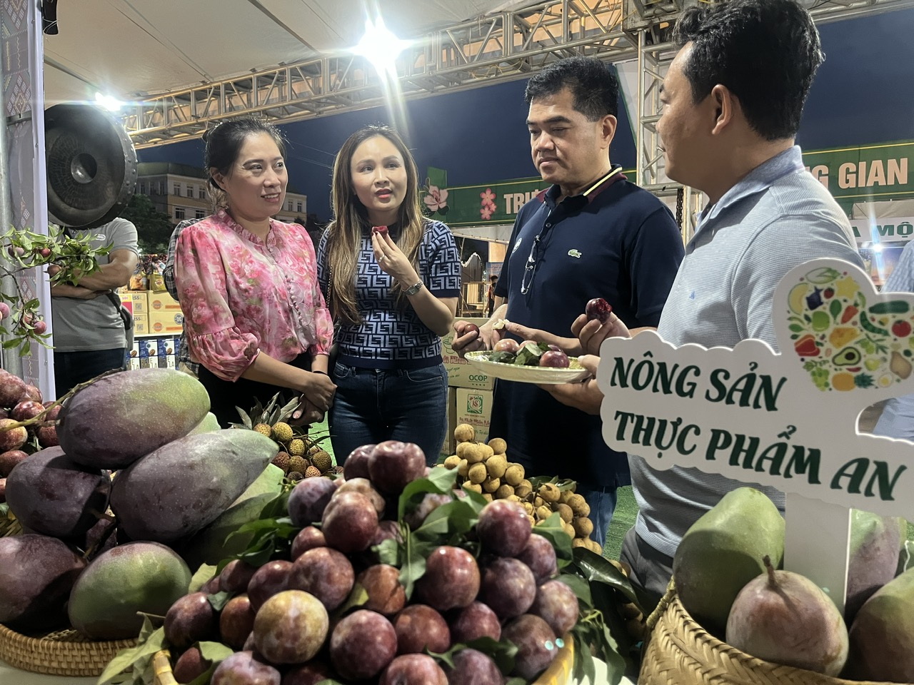Khoảng 1.000 tấn mận hậu Sơn La chuẩn VietGAP bán giá ưu đãi trong siêu thị Saigon Co.op
- Ảnh 3.