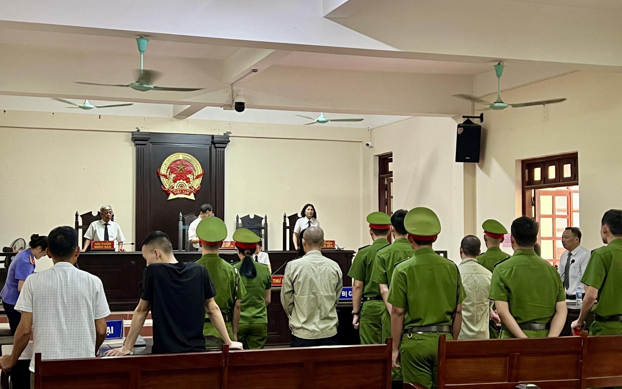 Tin giấy tờ 3 nhân viên "nhí", chủ quán karaoke lĩnh án