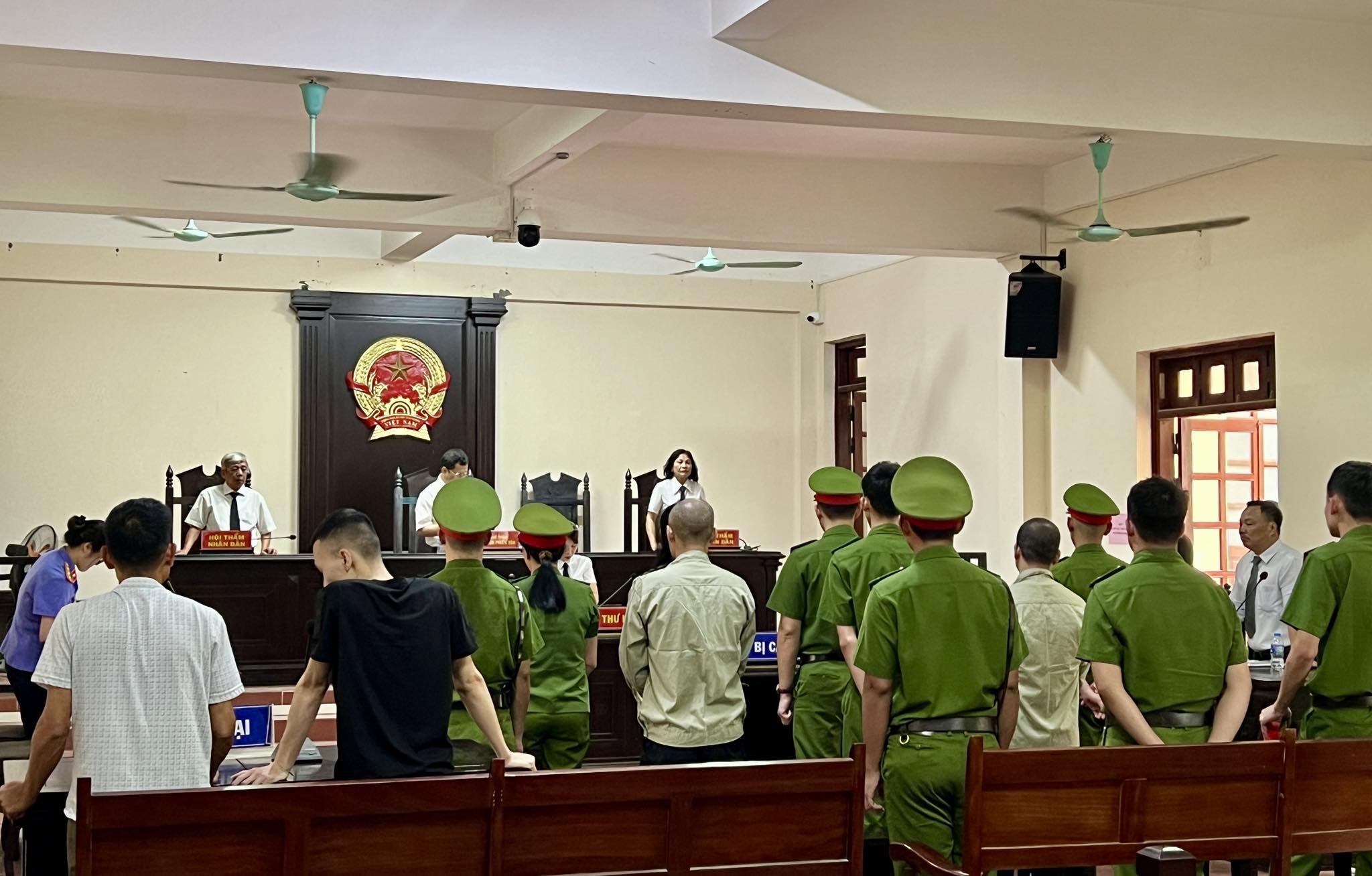Tin giấy tờ 3 nh&acirc;n vi&ecirc;n "nh&iacute;", chủ qu&aacute;n karaoke lĩnh &aacute;n- Ảnh 1.