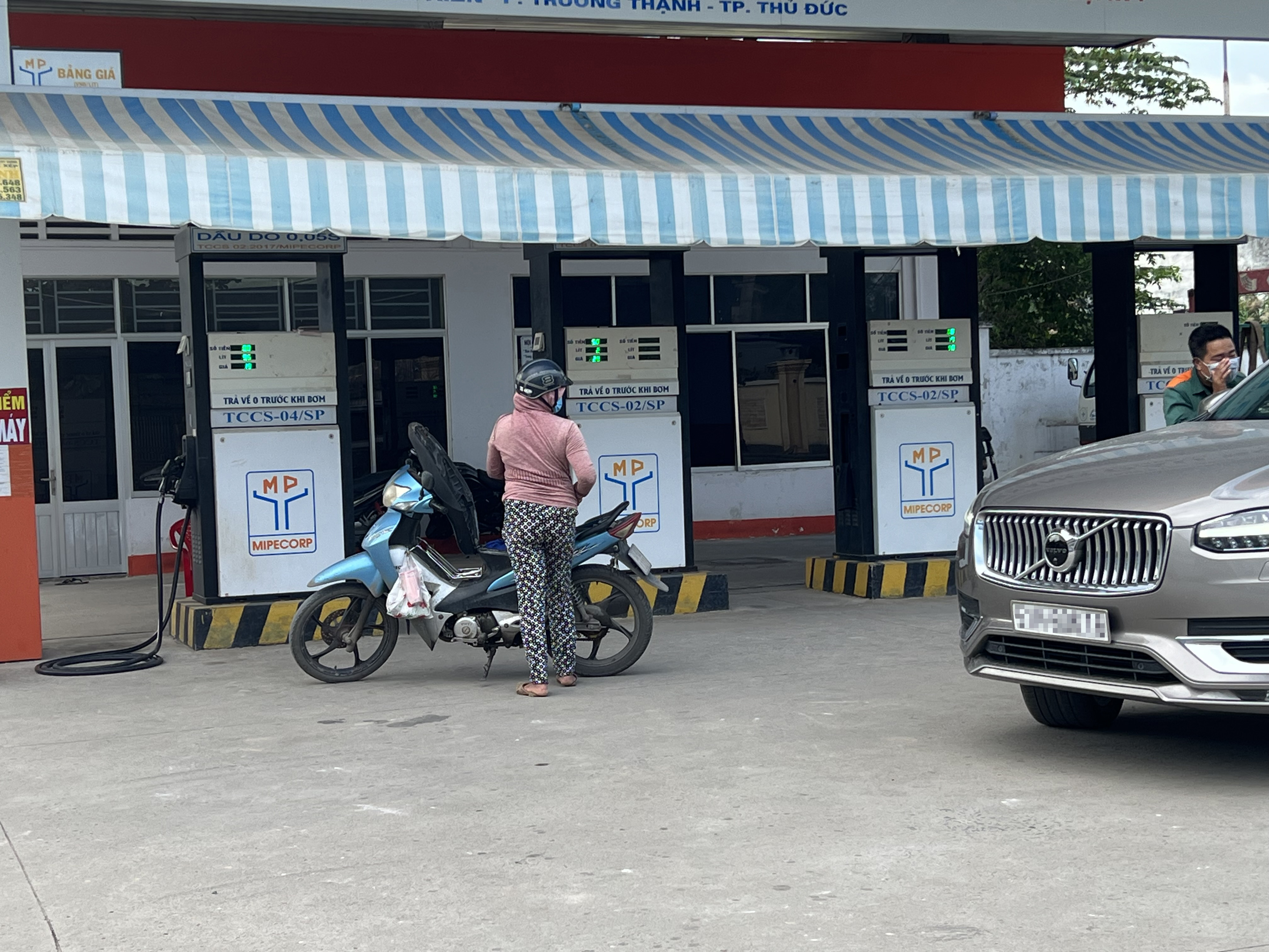 Doanh nghiệp bán lẻ xăng dầu thiệt đủ đường- Ảnh 1.