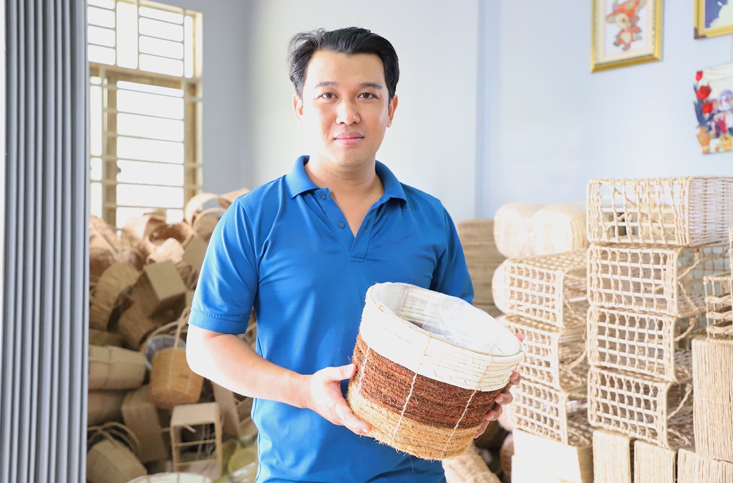 Ông Hứa Trần Phong và sản phẩm mỹ nghệ làm bằng bẹ chuối của mình