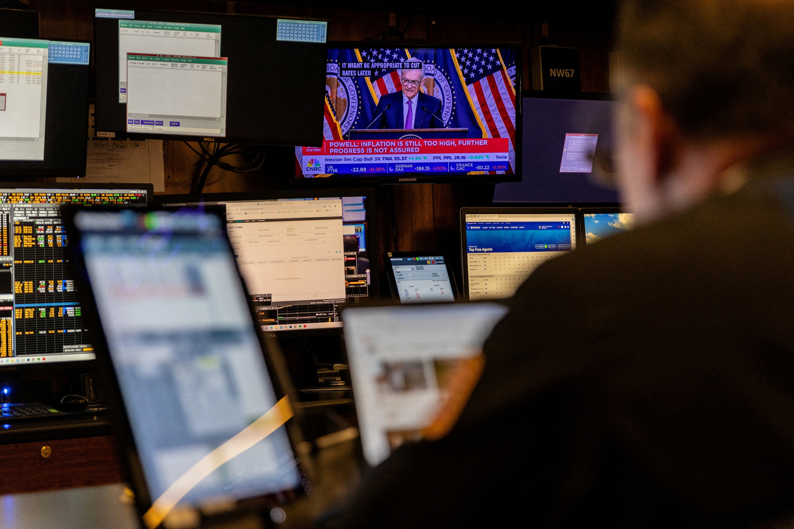 Nhà giao dịch làm việc tại Sở Giao dịch chứng khoán New York (NYSE) ở TP New York - Mỹ hôm 1-5 Ảnh: REUTERS