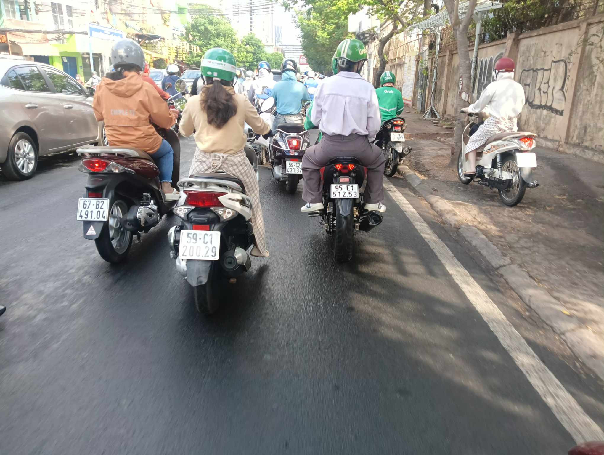 TP HCM: Xuất hiện cơn "mưa v&agrave;ng" sau kỳ nghỉ lễ- Ảnh 2.