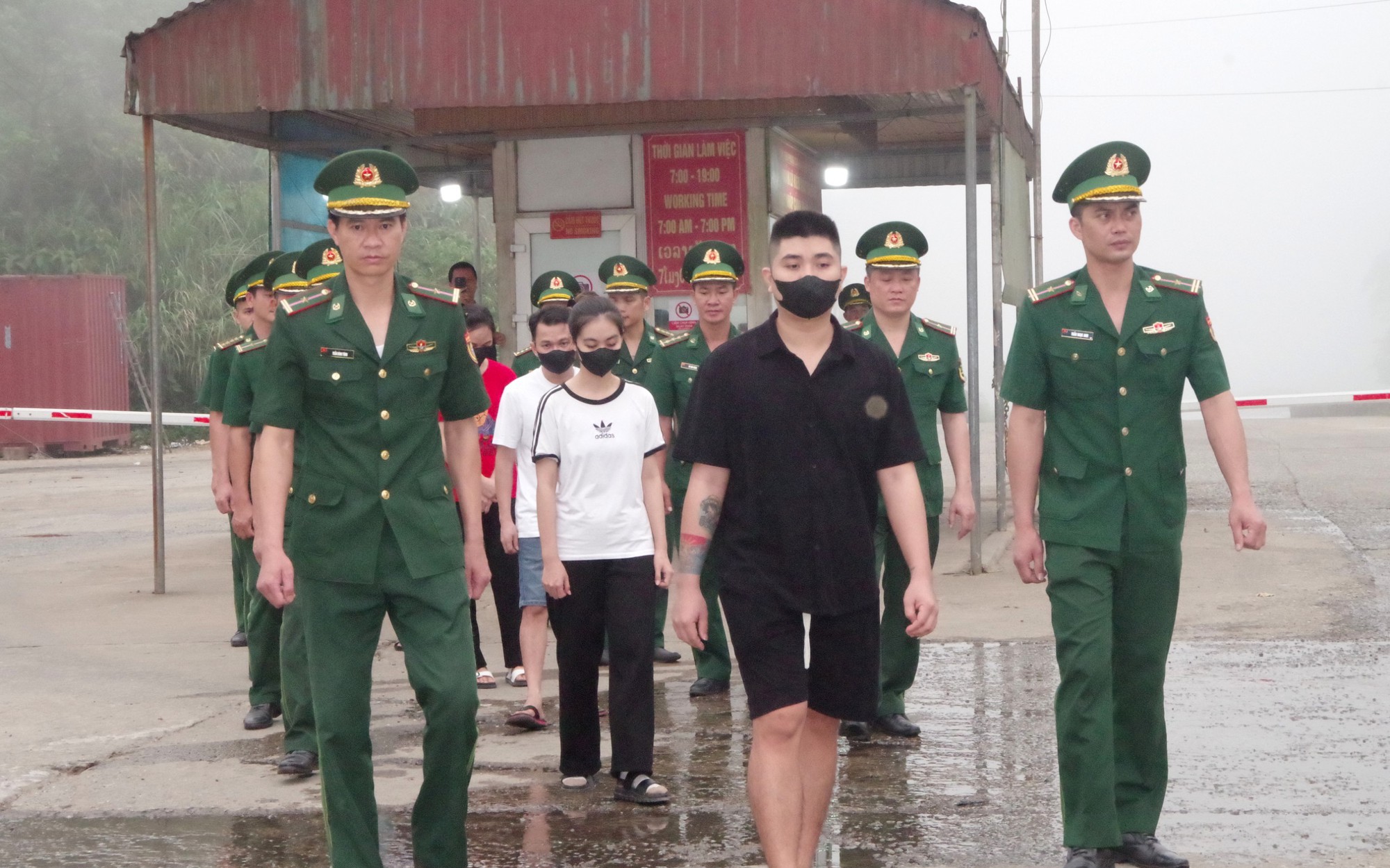 Năm người bị lừa b&aacute;n ra nước ngo&agrave;i v&igrave; chi&ecirc;u &ldquo;việc nhẹ, lương cao&rdquo;