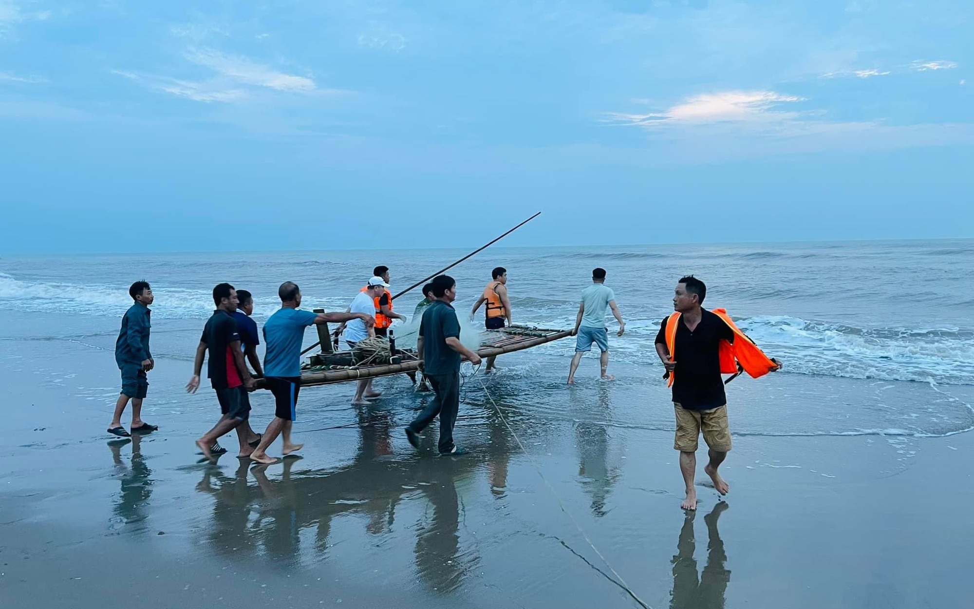 Vụ 2 nam sinh bị sóng cuốn trôi mất tích: Tìm thấy thi thể còn lại