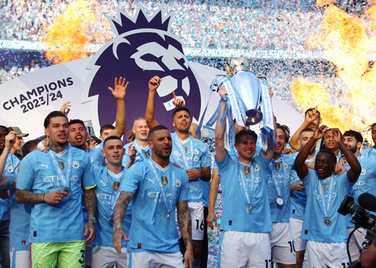 C&aacute;c cầu thủ Manchester City n&acirc;ng c&uacute;p v&ocirc; địch Ngoại hạng AnhẢnh: REUTERS