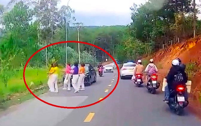 Mời làm việc người dừng ô tô, tập thể dục giữa đường ở Đà Lạt