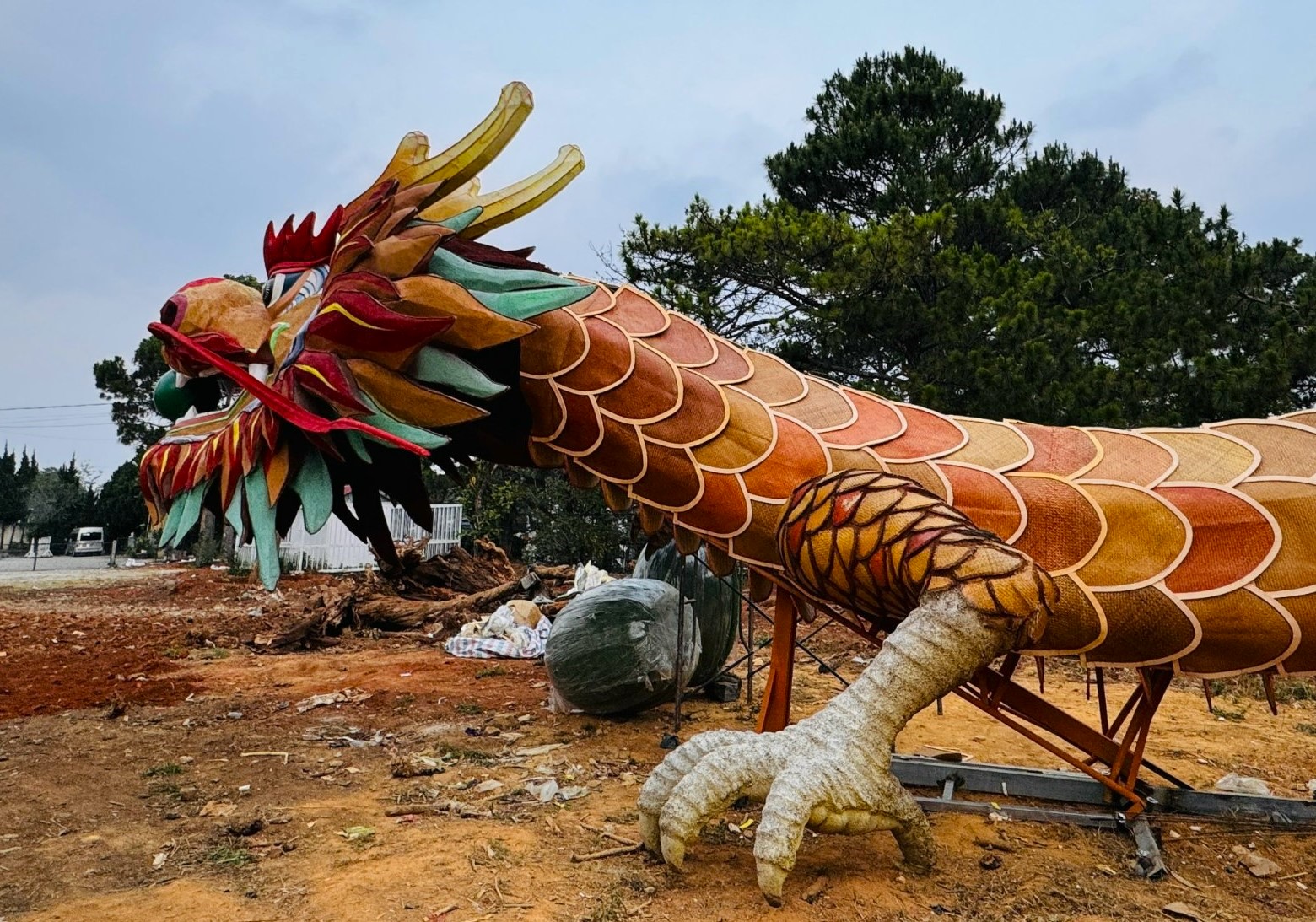 C&ocirc;ng ty Đ&ocirc;ng Dương lắp đặt linh vật rồng ở Đ&agrave; Lạt nhưng kh&ocirc;ng xin ph&eacute;p- Ảnh 3.