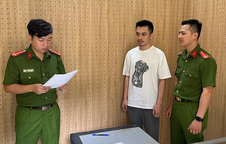 Nhân viên ngân hàng xâm nhập vào tải khoản chiếm đoạt nhiều tỉ đồng của khách- Ảnh 1.