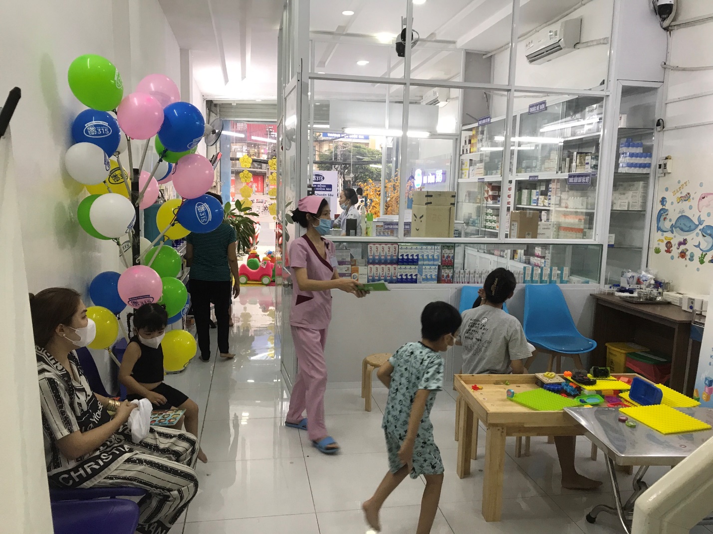 Trẻ mắc bệnh tay chân miệng phải xử lý như thế nào?- Ảnh 2.