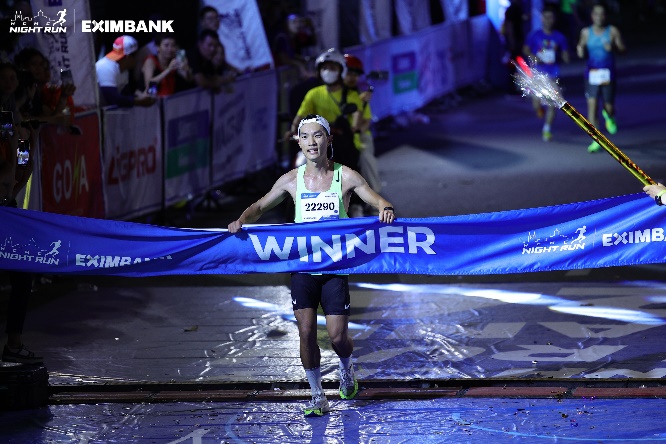 Ho&agrave;ng Nguy&ecirc;n Thanh v&agrave; Ho&agrave;ng Thị Ngọc Hoa v&ocirc; địch cự ly half marathon Ho Chi Minh City Night Run Eximbank 2024- Ảnh 1.