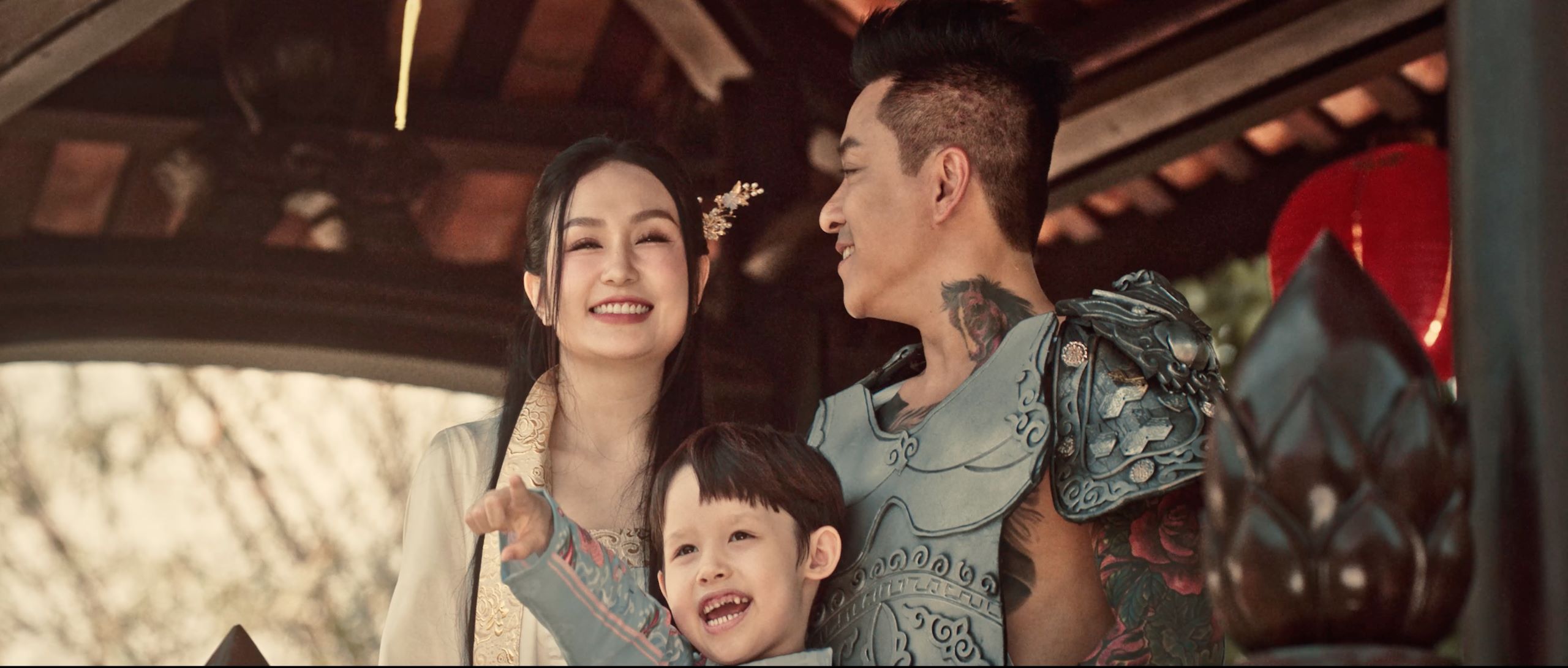 Hương Baby: Tuấn Hưng lạnh l&ugrave;ng tr&ecirc;n s&acirc;n khấu, ấm &aacute;p trong gia đ&igrave;nh- Ảnh 2.