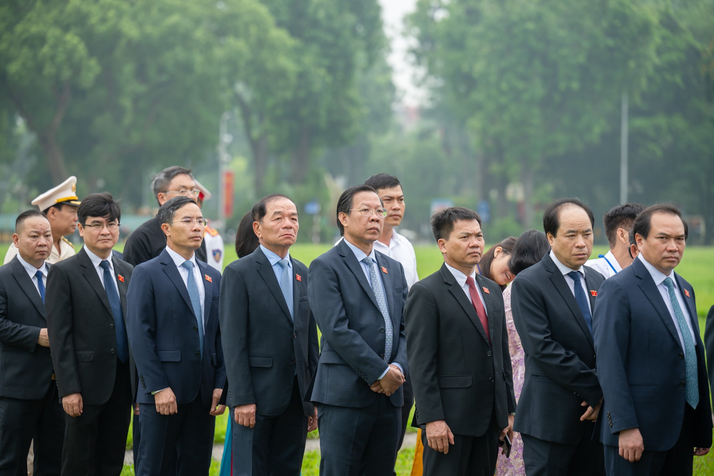 L&atilde;nh đạo Đảng, Nh&agrave; nước c&ugrave;ng c&aacute;c đại biểu Quốc hội v&agrave;o Lăng viếng Chủ tịch Hồ Ch&iacute; Minh- Ảnh 4.