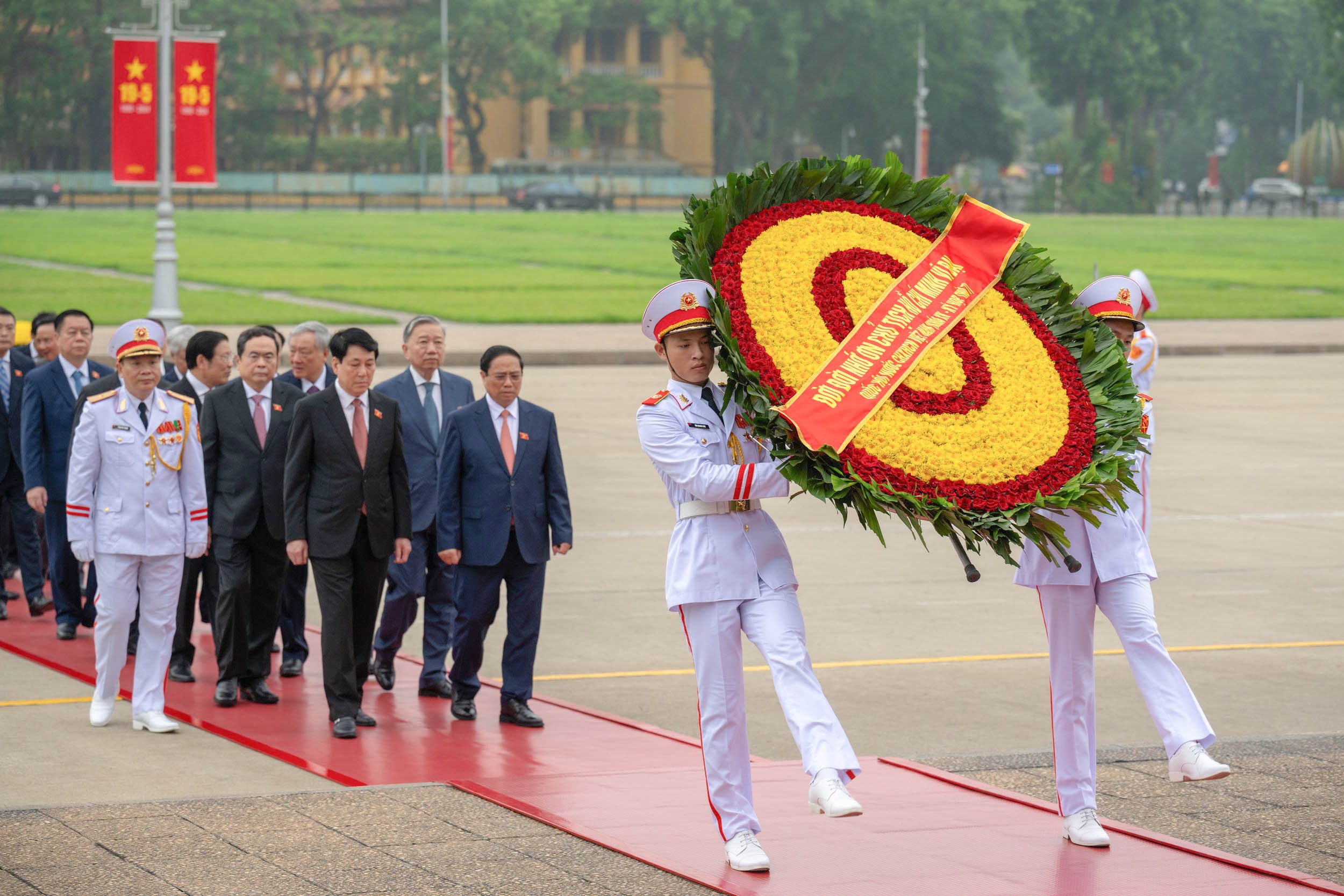 L&atilde;nh đạo Đảng, Nh&agrave; nước c&ugrave;ng c&aacute;c đại biểu Quốc hội v&agrave;o Lăng viếng Chủ tịch Hồ Ch&iacute; Minh- Ảnh 1.
