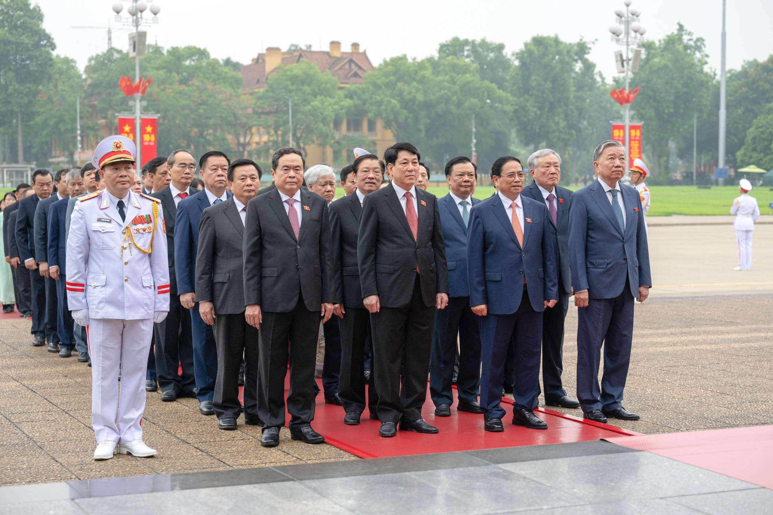 L&atilde;nh đạo Đảng, Nh&agrave; nước c&ugrave;ng c&aacute;c đại biểu Quốc hội v&agrave;o Lăng viếng Chủ tịch Hồ Ch&iacute; Minh- Ảnh 3.