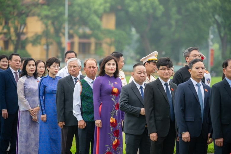 L&atilde;nh đạo Đảng, Nh&agrave; nước c&ugrave;ng c&aacute;c đại biểu Quốc hội v&agrave;o Lăng viếng Chủ tịch Hồ Ch&iacute; Minh- Ảnh 6.