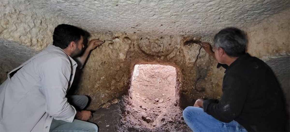B&iacute; ẩn cổ mộ 2.000 năm b&ecirc;n đường, c&oacute; đ&ocirc;i "b&ograve; thần" trấn giữ- Ảnh 1.
